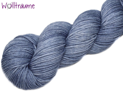 Lilly DK Rauchblau, handgefärbte Wolle von wollträume
